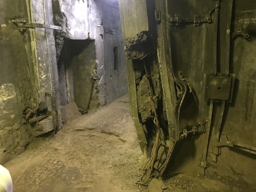 Après s'être<br />introduit dans la casemate Maestricht 1, les paras ont fait détonner une charge pour s'introduire dans le fort... résultat de l'explosion qui a pulvérisé une des portes isolant la casemate du fort...