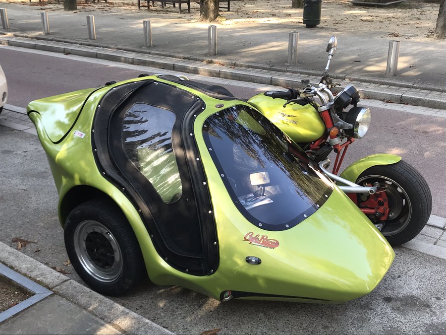 Un beau side Guzzi à Vals